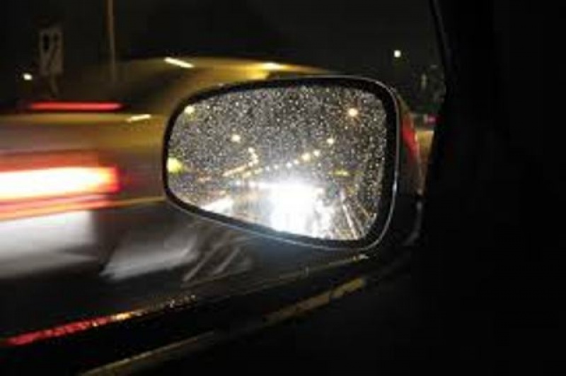 Điều chỉnh gương chiếu hậu khi lái xe trong mưa